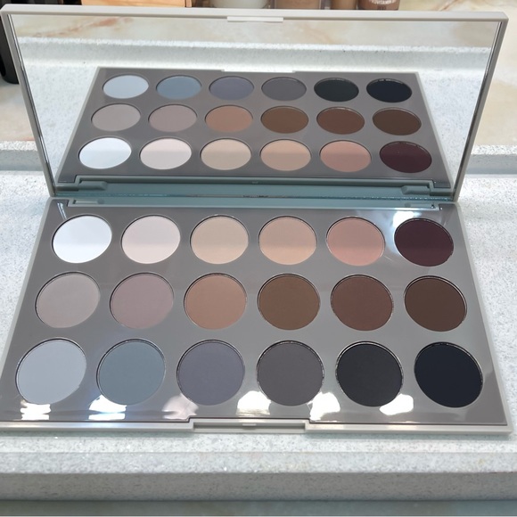 Morphe ~ ‘18CT MATTE ESSENTIALS’ Artistry Eyeshadow Palette ~ Full Size ~ NIB - Picture 15 of 16